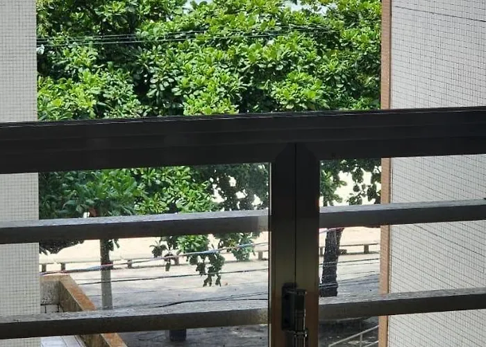 Apartamento pé na areia Guarujá 3 quartos 3 banheiros sala cozinha equipada
